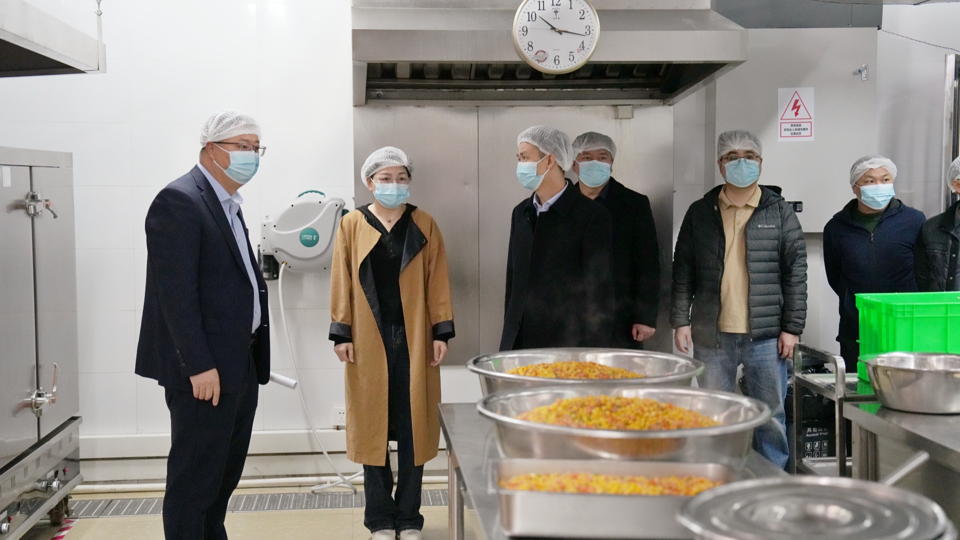 考察組到龍景三小校區(qū)廚房實地參觀3_副本